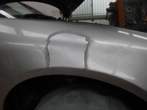 日産ステージア フェンダーのヘコミ 板金塗装修理