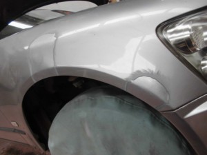 日産ステージア フェンダーのヘコミ 板金塗装修理