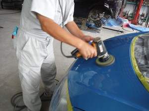 塗装後の磨き作業