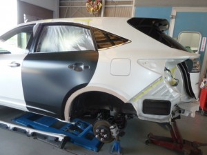新型ハリアーHV 鈑金作業