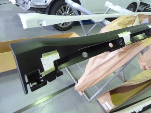 新型ハリアーHV 鈑金作業