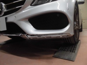 メルセデスベンツCクラス バンパー割れ修理