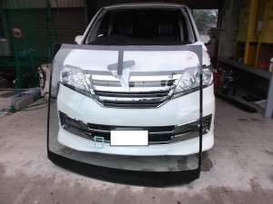 日産 セレナ ガラス交換