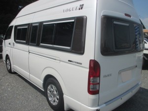 トヨタハイエースキャンピングカー ガラス交換