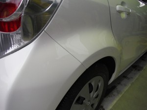 リヤフェンダー修理 トヨタ アクア
