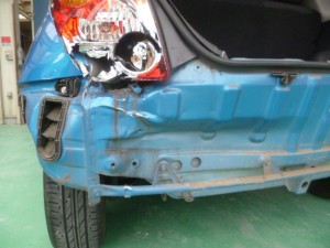 埼玉県川口市:トヨタ イスト(NCP60) 左リヤ部修理