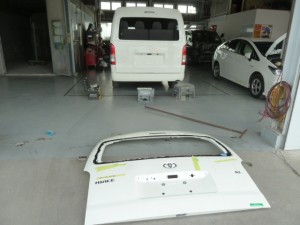 ハイエースバックドア交換