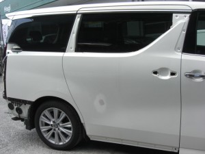 新型アルファード 飛び石損傷