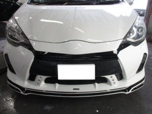 トヨタ アクア トミーカイラ ロウェンスポイラー塗装取り付け