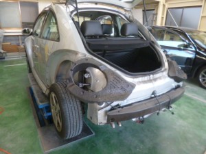 VW ニュービートル リヤバンパー交換