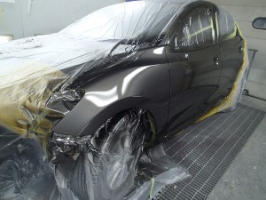 デミオ フロントバンパー、左フロントフェンダー、左フロントドア板金・修理・塗装