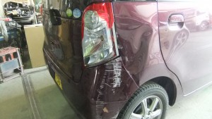 ホンダ ライフ まさかそこに金属ポールがあるなんて・・・