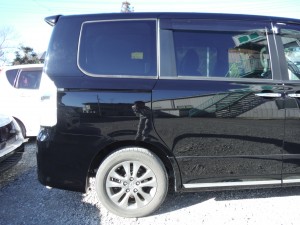 トヨタ ヴォクシー ZRR70W 塗装色 黒(202) の修理