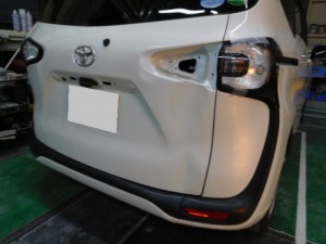 電柱が!! シエンタ バックドア修理