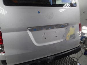 埼玉県桶川市/NV200リヤゲート板金・修理・塗装