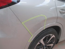 マツダCX-8 リヤフェンダーの凹み鈑金塗装