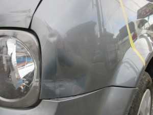 日産キューブ ボンネットとフェンダーの板金塗装修理