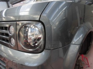 日産キューブ ボンネットとフェンダーの板金塗装修理