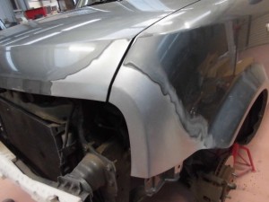 日産キューブ ボンネットとフェンダーの板金塗装修理