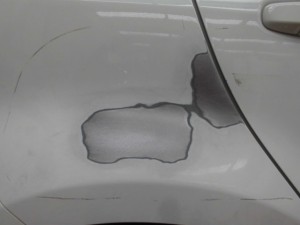 トヨタ アクア 側面のキズヘコミ修理