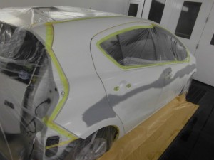 トヨタ アクア 側面のキズヘコミ修理