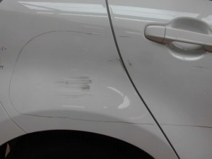 トヨタ アクア 側面のキズヘコミ修理