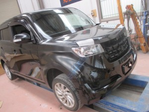 トヨタbB フロント周りの板金塗装修理