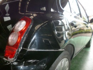 日産マーチ(AK12)リヤフェンダ交換