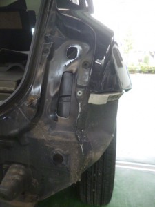 日産マーチ(AK12)リヤフェンダ交換