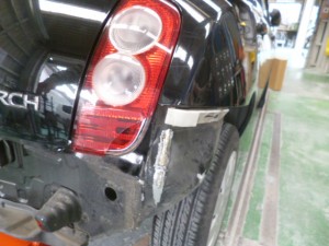 日産マーチ(AK12)リヤフェンダ交換
