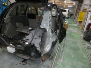 日産マーチ(AK12)リヤフェンダ交換