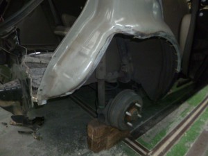 日産マーチ(AK12)リヤフェンダ交換