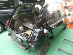 日産マーチ(AK12)リヤフェンダ交換