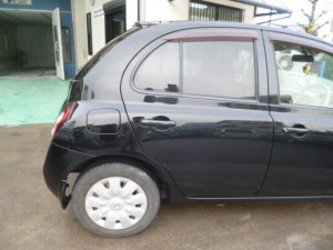日産マーチ(AK12)リヤフェンダ交換