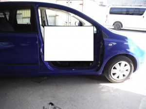 リサイクル部品で安く直す 埼玉県春日部市 日産ノート 運転席ドア取り換え