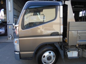 三菱 キャンタートラック鈑金塗装