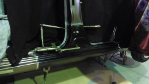 プレミオ ハンドル操作ミスで 縁石に・・・